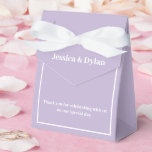 Ballotins Boîte de friandises de fête<br><div class="desc">Cette boîte de friandises de fête est présentée dans une élégante couleur lavande et blanche.
Personnalisez cet article et remplacez le texte exemple par le vôtre.
Astuce : il suffit d'ajouter vos délicieuses friandises et un ruban de fête.</div>