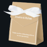 Ballotins Boîte de friandises de fête<br><div class="desc">Cette boîte de friandises de fête est présentée dans une élégante couleur brindille et blanc.
Personnalisez cet article et remplacez le texte de l'exemple par le vôtre.
Conseil : il suffit d'ajouter vos délicieuses friandises et un ruban de fête.</div>