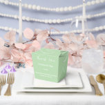 Ballotins Boîte de friandises de fête<br><div class="desc">Cette boîte de friandises de fête est présentée dans une élégante couleur sauge.
Personnalisez cet article et remplacez le texte exemple par le vôtre.
Astuce : il suffit d'ajouter vos délicieuses friandises et un ruban festif.</div>