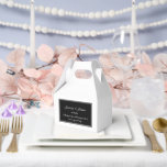 Ballotins Boîte de friandises pour fête<br><div class="desc">La boîte de faveur de fête est présentée dans une couleur élégante noir et blanc.
Personnalisez cet article et remplacez le texte exemple par le vôtre.
Astuce : il suffit d'ajouter vos délicieuses friandises et un ruban de fête.</div>