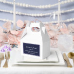 Ballotins Boîte de friandises pour fête<br><div class="desc">La boîte de faveur de fête est présentée dans une couleur bleu marine et blanc élégante.
Personnalisez cet article et remplacez le texte de l'exemple par le vôtre.
Astuce : il suffit d'ajouter vos délicieuses friandises et un ruban de fête.</div>