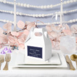 Ballotins Boîte de friandises pour fête<br><div class="desc">La boîte de faveur de fête est présentée dans une élégante couleur bleu marine et blanc.
Personnalisez cet article et remplacez le texte d'exemple par le vôtre.
Conseil : il suffit d'ajouter vos délicieuses friandises et un ruban de fête.</div>