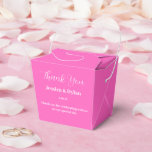 Ballotins Boîte de friandises pour fête<br><div class="desc">La boîte de cadeaux de fête est présentée dans une couleur rose chaud festive.
Personnalisez cet article et remplacez le texte d'exemple par le vôtre.
Conseil : il suffit d'ajouter vos délicieuses friandises et un ruban festif.</div>