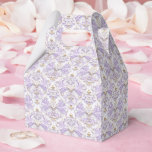 Ballotins Boîte de friandises pour fête<br><div class="desc">La boîte de faveur de fête est présentée dans un élégant imprimé damassé lavande et blanc. Personnalisez cet article et ajoutez-y ou achetez-le tel quel. Conseil : Ajoutez-y un autocollant avec des noms et ajoutez un joli ruban. Image sous licence Conseil : Ajoutez simplement vos excellentes friandises et un ruban...</div>