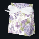 Ballotins Boîte de friandises pour fête<br><div class="desc">La boîte de faveur de fête est illustrée d'une jolie impression de fleurs d'hydrangea violettes en aquarelle. Personnalisez cet article et ajoutez-y ou achetez-le tel quel. Conseil : Ajoutez-y un autocollant avec des noms et ajoutez du ruban joli. Image sous licence Conseil : Il suffit d'ajouter vos excellentes friandises et...</div>