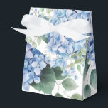 Ballotins Boîte de friandises pour fête<br><div class="desc">La boîte de faveur de fête est présentée dans une belle impression élégante de peinture à l'aquarelle de fleurs d'hydrangea bleues. Personnalisez cet article et ajoutez-y ou achetez-le tel quel. Conseil : Ajoutez-y un autocollant avec des noms et ajoutez un joli ruban. Image sous licence Conseil : Il suffit d'ajouter...</div>