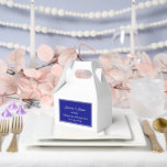 Ballotins Boîte de friandises pour fête<br><div class="desc">La boîte de faveur de fête est présentée dans une couleur bleu royal et blanc élégante.
Personnalisez cet article et remplacez le texte d'exemple par le vôtre.
Astuce : il suffit d'ajouter vos délicieuses friandises et un ruban de fête.</div>