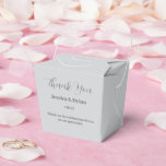 Ballotins Boîte de friandises pour fête<br><div class="desc">La boîte de faveur de fête est représentée dans une couleur ton gris.
Personnalisez cet article et remplacez le texte d'exemple par le vôtre.
Conseil : il suffit d'ajouter vos délicieuses friandises et un ruban festif.</div>