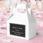 Ballotins Boîte de friandises pour fête<br><div class="desc">La boîte de faveur de fête est présentée dans une couleur élégante noir et blanc.
Personnalisez cet article et remplacez le texte exemple par le vôtre.
Astuce : il suffit d'ajouter vos délicieuses friandises et un ruban de fête.</div>