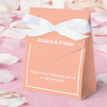 Ballotins Boîte de friandises pour fête<br><div class="desc">Cette boîte de faveur de fête est présentée dans une couleur pêche et blanc élégante.
Personnalisez cet article et remplacez le texte d'exemple par le vôtre.
Astuce : il suffit d'ajouter vos délicieuses friandises et un ruban de fête.</div>