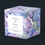 Ballotins Boîte de friandises pour fête avec impression d'ho<br><div class="desc">La boîte de faveurs de fête est présentée avec une impression florale d'hortensia. 
Personnalisez cet article et remplacez le texte d'exemple par le vôtre.
Conseil : il suffit d'ajouter vos délicieuses friandises et un ruban festif.



Image sous licence</div>