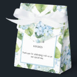 Ballotins Boîte de friandises pour fête avec impression d'ho<br><div class="desc">La boîte de faveurs de fête est illustrée avec une impression florale d'hortensia. 
Personnalisez cet article et remplacez le texte exemple par le vôtre.
Conseil : Il suffit d'ajouter vos délicieuses friandises et un ruban festif.



Image licenciée</div>