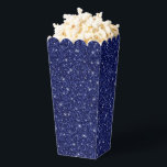 Ballotins Boîte de friandises pour fête glitter<br><div class="desc">La boîte de faveurs de fête est présentée avec une impression de paillettes fausses de couleur bleu marine festive.
Parfait pour offrir des friandises en cadeau. Personnalisez cet article ou achetez-le tel quel.
Conseil : il suffit d'ajouter vos excellentes friandises et un joli ruban.




Impression sous licence</div>