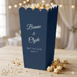 Ballotins Boîte de pop-corn Navy pour célébrations élégantes<br><div class="desc">Élevez votre événement avec cette boîte de pop-corn Navy conçue pour des célébrations élégantes. Parfaite pour les mariages, les anniversaires, les naissances et les rassemblements formels, elle offre un look propre et raffiné qui complète la décoration luxueuse. Idéale pour le pop-corn, les bonbons ou les petits gâteaux, cette boîte est...</div>