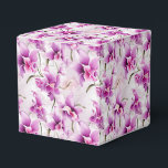Ballotins Boîte de traitement de la fête des orchidées<br><div class="desc">La boîte de faveur de la fête est présentée avec un joli imprimé fleuri d'orchidées violettes. Customisez cet objet ou achetez tel quel. Astuce : Ajoutez simplement vos bonnes friandises et ajoutez un ruban festif. Image sous licence</div>