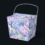 Ballotins Boîte de traitement de la partie Hydrangeas<br><div class="desc">Une boîte de fête est affichée avec une belle hydrangée imprimé floral. Customisez cet objet ou achetez tel quel. Astuce : Ajoutez simplement vos bonnes friandises et ajoutez un ruban festif. Image sous licence</div>