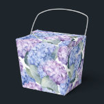 Ballotins Boîte de traitement de la partie Hydrangeas<br><div class="desc">Une boîte de fête est affichée avec une belle hydrangée imprimé floral. Customisez cet objet ou achetez tel quel. Astuce : Ajoutez simplement vos bonnes friandises et ajoutez un ruban festif. Image sous licence</div>