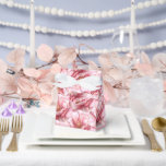 Ballotins Boîte de traitement de partie<br><div class="desc">La boîte de fête est affichée dans un joli imprimé rose floral élégant. Customisez cet objet et ajoutez-le ou achetez comme indiqué. Conseil : Ajoutez un autocollant avec des noms et ajoutez un joli ruban. Conseil Image sous licence : Ajoutez simplement vos bonnes friandises et ajoutez un ruban festif.</div>