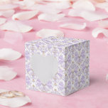 Ballotins Boîte de traitement de partie<br><div class="desc">La boîte de faveur Party est affichée dans une élégante impression lavande et couleur blanche damas couleur. Customisez cet objet et ajoutez-le ou achetez comme indiqué. Conseil : Ajoutez un autocollant avec des noms et ajoutez un joli ruban. Conseil Image sous licence : Ajoutez simplement vos bonnes friandises et ajoutez...</div>