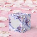 Ballotins Boîte de traitement de partie<br><div class="desc">La boîte de fête est présentée dans un joli imprimé fleuri violet-lavande joliment élégant. Customisez cet objet et ajoutez-le ou achetez comme indiqué. Conseil : Ajoutez un autocollant avec des noms et ajoutez un joli ruban. Conseil Image sous licence : Ajoutez simplement vos bonnes friandises et ajoutez un ruban festif....</div>