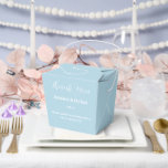 Ballotins Boîte de traitement de partie<br><div class="desc">La boîte de faveur de la fête est affichée dans une élégante couleur bleu brouillard. Customisez cet élément et modifiez l'exemple de texte sur le vôtre. Astuce : Ajoutez simplement vos bonnes friandises et ajoutez un ruban festif.</div>
