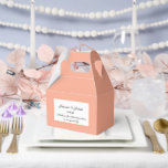Ballotins Boîte de traitement de partie<br><div class="desc">La boîte de faveur de la fête est affichée dans une élégante couleur pêche. Customisez cet élément et modifiez l'exemple de texte sur le vôtre. Astuce : Ajoutez simplement vos bonnes friandises et ajoutez un ruban festif.</div>