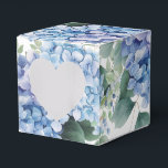Ballotins Boîte de traitement de partie<br><div class="desc">La boîte de faveur de la fête est affichée dans une jolie impression d'aquarelle fleurie d'hydrangée bleue. Customisez cet objet et ajoutez-le ou achetez comme indiqué. Conseil : Ajoutez un autocollant avec des noms et ajoutez un joli ruban. Conseil Image sous licence : Ajoutez simplement vos bonnes friandises et ajoutez...</div>