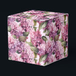 Ballotins Boîte de traitement de partie d'impression Lilacs<br><div class="desc">Une boîte de fête est affichée avec un imprimé floral lilas. Customisez cet objet ou achetez tel quel. Astuce : Ajoutez simplement vos bonnes friandises et ajoutez un ruban festif. Image sous licence</div>
