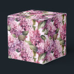 Ballotins Boîte de traitement de partie d'impression Lilacs<br><div class="desc">Une boîte de fête est affichée avec un imprimé floral lilas. Customisez cet objet ou achetez tel quel. Astuce : Ajoutez simplement vos bonnes friandises et ajoutez un ruban festif. Image sous licence</div>