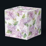Ballotins Boîte de traitement de partie d'impression Lilacs<br><div class="desc">Une boîte de fête est affichée avec un imprimé floral lilas. Customisez cet objet ou achetez tel quel. Astuce : Ajoutez simplement vos bonnes friandises et ajoutez un ruban festif. Image sous licence</div>