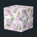 Ballotins Boîte de traitement de partie d'impression Lilacs<br><div class="desc">Une boîte de fête est affichée avec un imprimé floral lilas. Customisez cet objet ou achetez tel quel. Astuce : Ajoutez simplement vos bonnes friandises et ajoutez un ruban festif. Image sous licence</div>