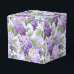 Ballotins Boîte de traitement de partie d'impression Lilacs<br><div class="desc">Une boîte de fête est affichée avec un imprimé floral lilas. Customisez cet objet ou achetez tel quel. Astuce : Ajoutez simplement vos bonnes friandises et ajoutez un ruban festif. Image sous licence</div>