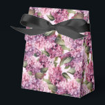 Ballotins Boîte de traitement de partie d'impression Lilacs<br><div class="desc">Une boîte de fête est affichée avec un imprimé floral lilas. Customisez cet objet ou achetez tel quel. Astuce : Ajoutez simplement vos bonnes friandises et ajoutez un ruban festif. Image sous licence</div>