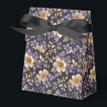 Ballotins Boîte de traitement Fleur Favor<br><div class="desc">La boîte de traitement Party favorite est présentée avec une belle impression florale violette multicolore. Customisez cet objet ou achetez tel quel. Astuce : Ajoutez simplement vos bonnes friandises et ajoutez un ruban festif. Image sous licence</div>
