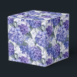 Ballotins Boîte de traitement pour partie d'impression Hydra<br><div class="desc">La boîte de faveur de la fête est affichée avec une impression florale d'hydrangée. Customisez cet objet ou achetez tel quel. Astuce : Ajoutez simplement vos bonnes friandises et ajoutez un ruban festif. Image sous licence</div>