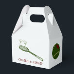 Ballotins Boîte en Papier, Gable 4x2.5x5<br><div class="desc">Ajoutez une touche de sophistication à votre événement avec notre élégante boîte de faveur en papier Tennis et Martini. Parfaite pour les amateurs de tennis et les amateurs de martini, cette boîte de faveur magnifiquement conçue présente des illustrations charmantes de raquettes de tennis et de verres à martini, capturant l'amusement...</div>