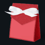 Ballotins Boîte préférée rouge tomate personnalisée avec cou<br><div class="desc">Apportez une élégance sans effort à votre prochaine célébration avec cette boîte de faveur personnalisable dans des tons rouges tomate double. Avec son avant lisse à texture mate et son couvercle à effet « bruit » scintillant et des panneaux latéraux, cette boîte combine un design épuré avec une touche d'élégance....</div>