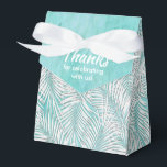 Ballotins Boîtes de cadeaux de fête aux paumes blanches sur<br><div class="desc">Boîtes de cadeaux de fête avec des frondes de palmier blanches sur un fond turquoise océan. Parfait pour toute célébration, fête d'anniversaire, douche de mariée, fête de fiançailles, fête de retraite, mariage et plus encore. Cliquez sur PERSONNALISER pour changer la couleur de fond, les polices et ajouter du texte. Voir...</div>