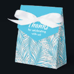 Ballotins Boîtes de cadeaux de fête de style tente bleue ave<br><div class="desc">Boîtes de cadeaux de fête avec des feuilles de palmier blanches sur fond bleu. Parfait pour toute célébration, fête d'anniversaire, douche de mariée, fête de fiançailles, fête de retraite, mariage et plus encore. Cliquez sur PERSONNALISER pour changer la couleur de fond, les polices et ajouter du texte. Voir les invitations...</div>