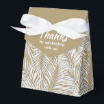 Ballotins Boîtes de cadeaux de fête de style tente dorée ave<br><div class="desc">Boîtes de cadeaux de fête avec des feuilles de palmier blanches sur fond doré. Parfait pour toute célébration, fête d'anniversaire, douche de mariée, fête de fiançailles, fête de retraite, mariage et plus encore. Cliquez sur PERSONNALISER pour changer la couleur de fond, les polices et ajouter du texte. Voir les invitations...</div>