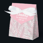 Ballotins Boîtes de cadeaux de fête de style tente rose avec<br><div class="desc">Boîtes de cadeaux de fête avec des frondes de palmier blanches sur fond rose. Parfait pour toute célébration, fête d'anniversaire, douche de mariée, fête de fiançailles, fête de retraite, mariage et plus encore. Cliquez sur PERSONNALISER pour changer la couleur de fond, les polices et ajouter du texte. Voir les invitations...</div>