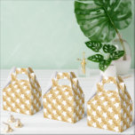 Ballotins Boîtes de faveur de fil d'or - Adiela Akoo<br><div class="desc">'La gamme Fil d'or rappelle ces souvenirs dorés de l'enfance en regardant un parent travailler la magie avec une aiguille et du fil pour produire passionnément de magnifiques vêtements. Pour moi, c'était une grand-mère, une mère et des tantes. Et que ce soit un maillot ou une robe, j'ai chéri ces...</div>