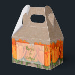 Ballotins Boîtes de faveur de Kraft Gable Tulipes Orange<br><div class="desc">Des bouquets de tulipes orange entourent une boîte de faveur de fête à motif en papier kraft Gable. Personnalisez avec votre texte. Cliquez sur le bouton PERSONNALISER pour CHANGER les polices et les couleurs de police. Articles COORDONNÉS disponibles dans notre magasin. Cartes de mariage, Cartes RSVP, Cartes de réception, Notes...</div>