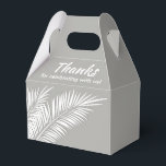 Ballotins Boîtes de faveurs de fête White Palms sur Silver G<br><div class="desc">Boîtes de faveurs de fête avec des feuilles de palmier blanches sur fond argenté. Parfait pour toute célébration, fête d'anniversaire, douche de mariée, fête de fiançailles, fête de retraite, mariage et plus encore. Cliquez sur PERSONNALISER pour changer la couleur de fond, les polices et ajouter du texte. Voir les invitations...</div>