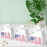 Ballotins Boîtes de friandises de la fête de la fierté patri<br><div class="desc">Élevez votre célébration avec ces boîtes à cadeaux drapeau américain de luxe, la touche finale parfaite pour toute réunion patriotique. Avec une typographie audacieuse "USA" remplie d'étoiles et de bandes classiques, ces boîtes à friandises apportent une atmosphère américaine moderne et festive à votre événement. Que vous organisiez un barbecue du...</div>
