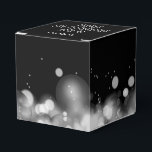 Ballotins Bokeh personnalisé blanc et noir<br><div class="desc">Remerciez vos invités avec des faveurs dans ces élégantes boîtes à faveurs carrées de 2" avec lumières floues en bokeh noir et blanc. Parfait pour les anniversaires,  les anniversaires de mariage,  les mariages,  les célébrations du nouvel an ou toute occasion spéciale. ARTICLES CORRESPONDANTS dans notre magasin.</div>