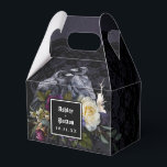 Ballotins Bouquet floral mauve moody gothique sur dentelle n<br><div class="desc">Ce design ballotin est parfait pour un mariage gothique moderne et élégant. Le design floral moody présente un bouquet naturel de fleurs violettes et blanches dans un agencement luxueux sur un arrière - plan en dentelle violet foncé et noir. Vous pouvez personnaliser avec vos prénoms et votre date de mariage...</div>