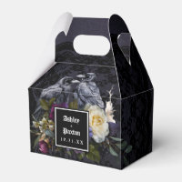 Bouquet floral mauve moody gothique sur dentelle n