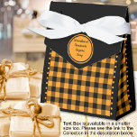 Ballotins Buffalo à carreaux - Noir et orange - Tente 4x2x5<br><div class="desc">Boîte de faveur de tente à carreaux buffalo noir et orange. Le texte est personnalisable. Si vous utilisez le bouton / outil «modifier le design», vous pouvez également ajouter vos propres images / photos. D'autres coloris, formes et tailles de boîtes sont disponibles. Voir la collection de toutes les tailles de...</div>