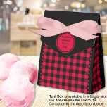 Ballotins Buffalo à carreaux - Noir et Rouge - 3x1,5x3,25 Te<br><div class="desc">Boîte de cadeau de tente à carreaux buffalo noir et rouge. Le texte est personnalisable. Si vous utilisez le bouton / outil «modifier le design», vous pouvez également ajouter vos propres images / photos. D'autres coloris, formes et tailles de boîtes sont disponibles. Voir la collection de toutes les tailles de...</div>